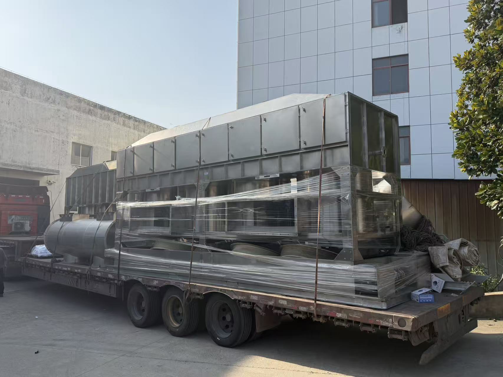 發(fā)貨現(xiàn)場| 飼料廠臭氣處理設備裝車交付！